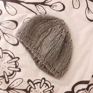 grey knitted beanie
