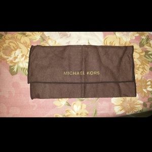 Micheal Kors pouche