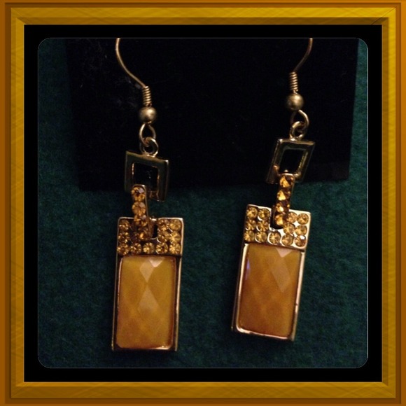 🌹FREE W/ ANY PURCHASE 🌹NWOT Dangling Earrings - Picture 2 of 2