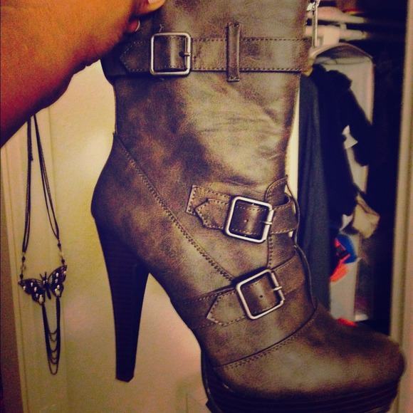 Mushroom color buckle booties!