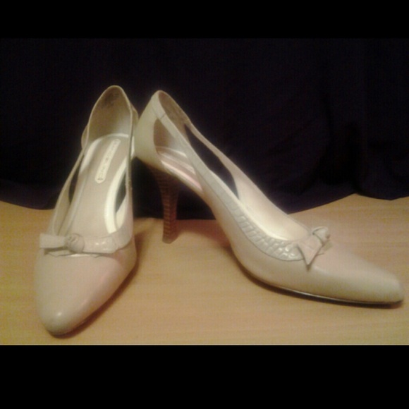 Women's high heeled pumps