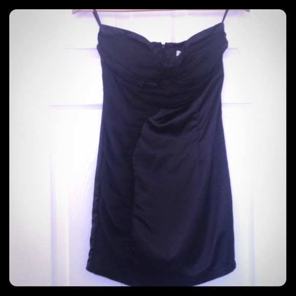 Strapless black dress. Very pretty ! Never worn
