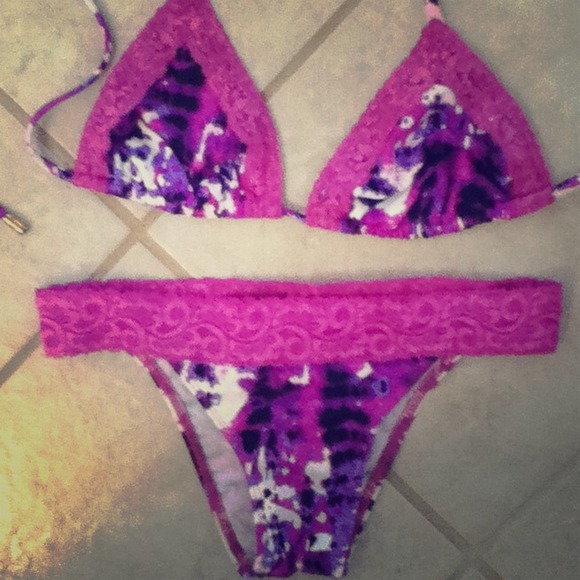 Radio Fiji bikini - Picture 1 of 2