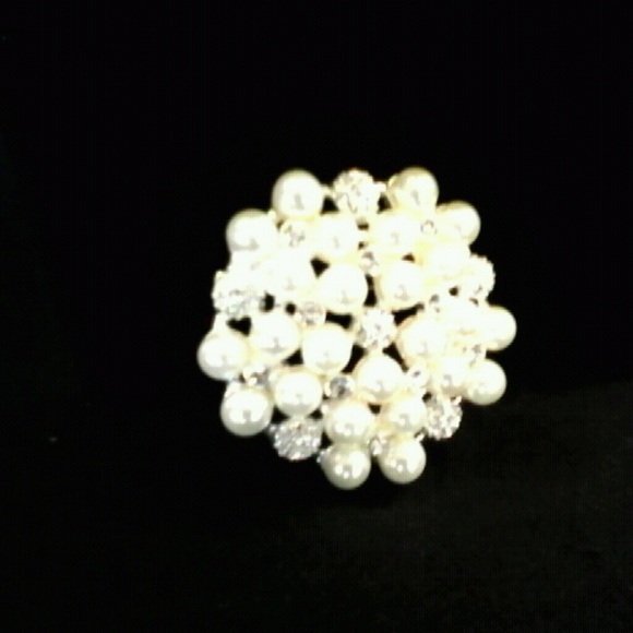 Pearl, CZs, and CZ clusters broach. - Picture 1 of 1