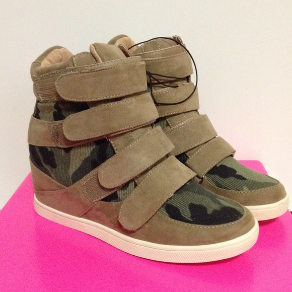 Gorgeous Cute NWB Forever21 Wedges Sneakers Size 6