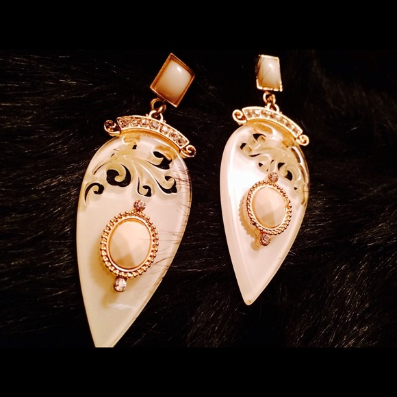 Statement earrings - Picture 1 of 1