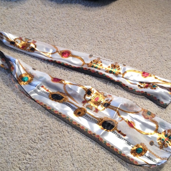 Beautiful scarf - Picture 2 of 3