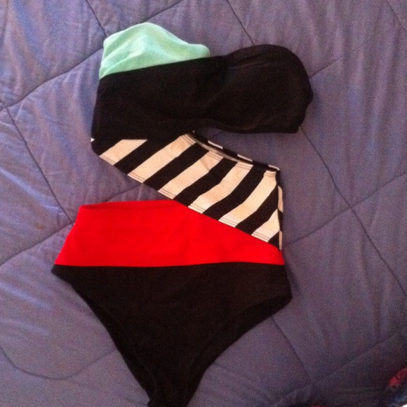 Be bold one piece NEW WITH TAGS!!