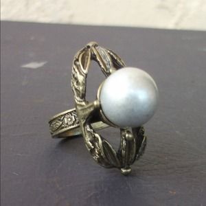 Vintage Gold Ring w/ Large Pearl
