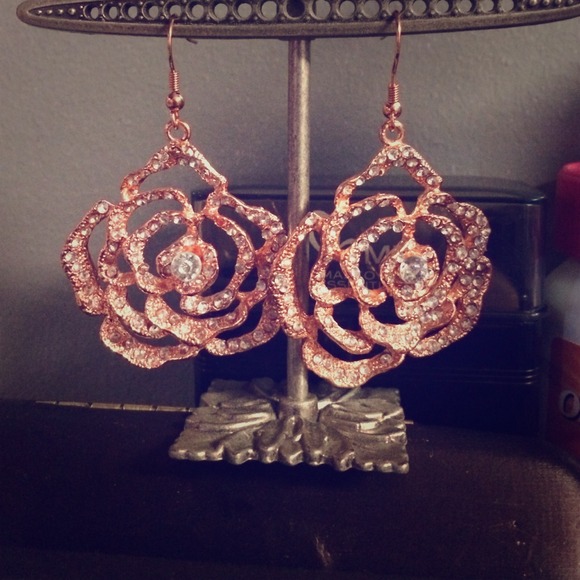 Rosebud dangle earrings