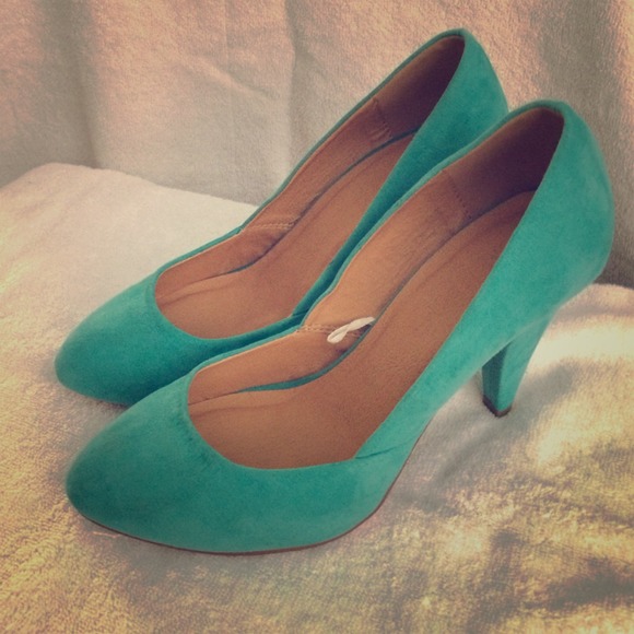 4" heel turquoise blue never worn