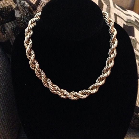 Beautiful twisted gold necklace (Traci Lynn)❤️
