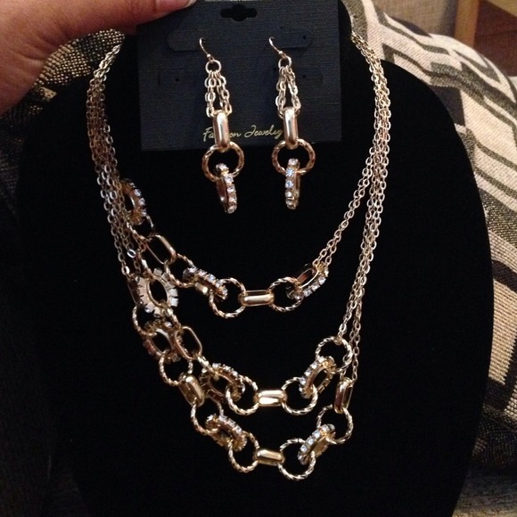 ❤️ Earring & necklace set (Traci Lynn)