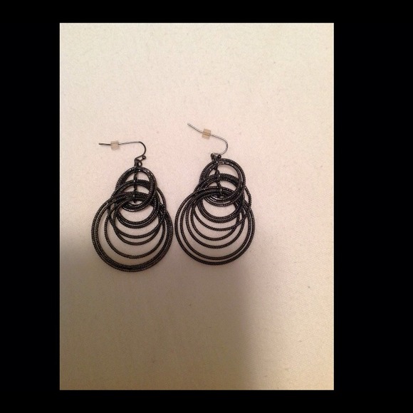 ✨✨SOLD ✨✨lia sophia earrings