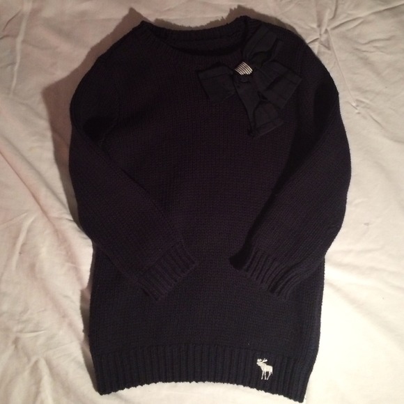 Great condition navy pull over sweater