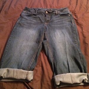 2 pair of Capri jeans bundle w/ 2 pairs of shorts
