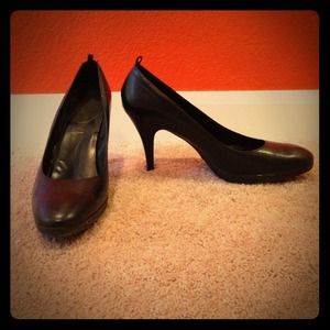 Black pumps