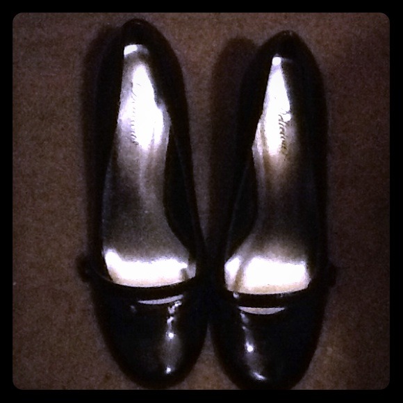 Black pumps