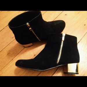 BLACK & GOLD ZIPPER ANKLE BOOTIES