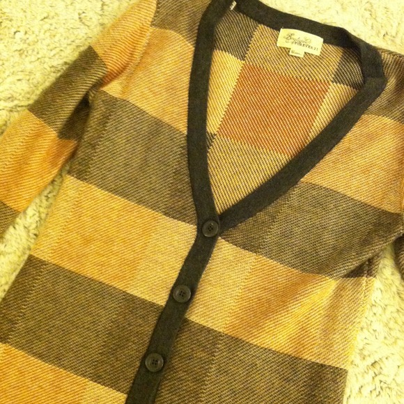 🔻Long, patterned, button down cardigan! - Picture 3 of 4