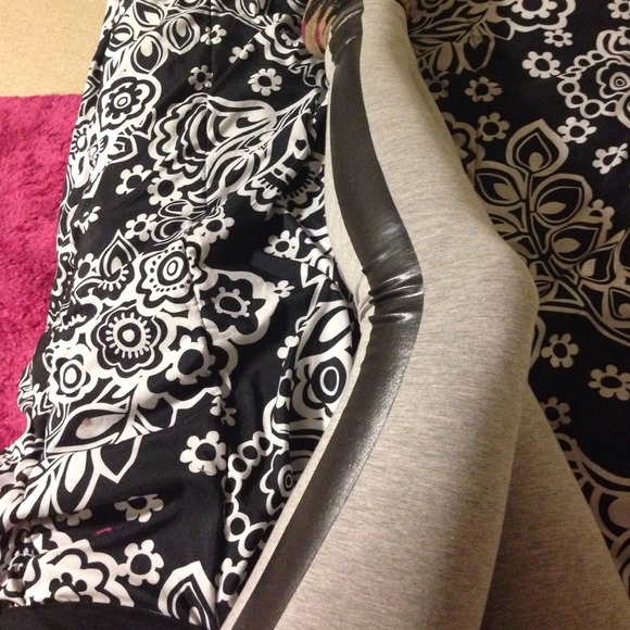 Gray leather leggings with leather strip 🚫gone🚫