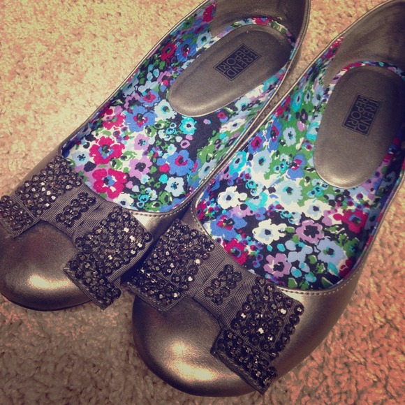 Cute embellished bow flats!