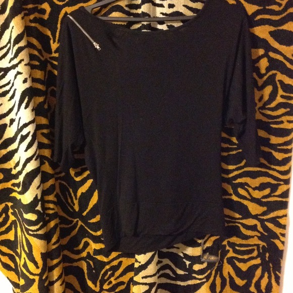 Fun top. Quarter slit sleeves. Make offer