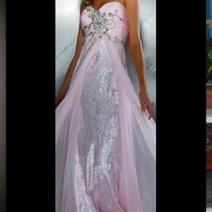 Beautiful pink sleeveless prom dress