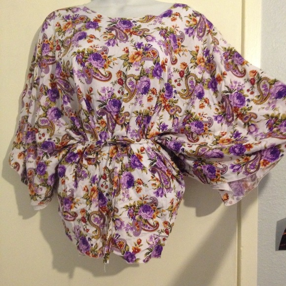 Sold! Gorgeous vintage floral butterfly top;) - Picture 2 of 2