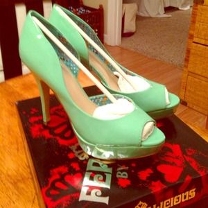 Fergie, mint green heels.