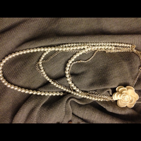 Pearl necklaces and earring costume bundle - Picture 3 of 3