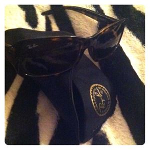 Tortoise colored Highstreet Raybans