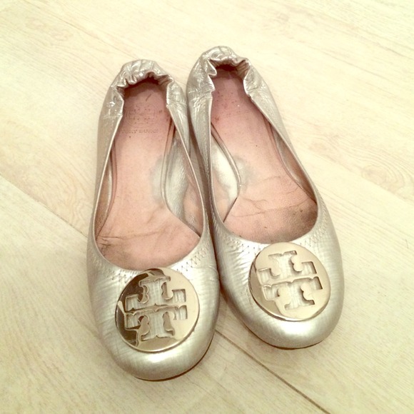 Sale!!!❤️!! Silver Tory burch Flats!