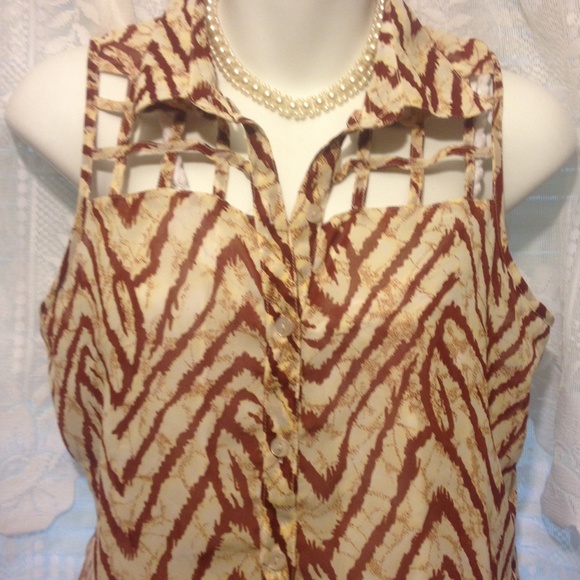 Tops - NWT swirl design open cut top sz Large/Med