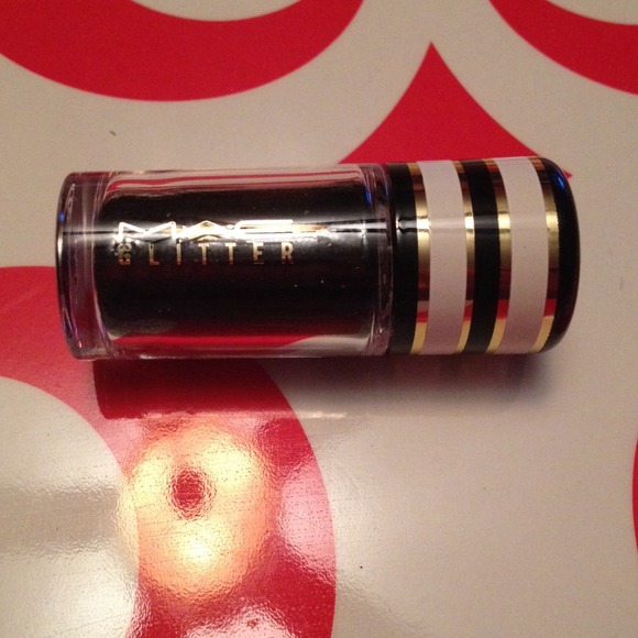 Authentic mac 🎈TRADED🎈glitter in black😘