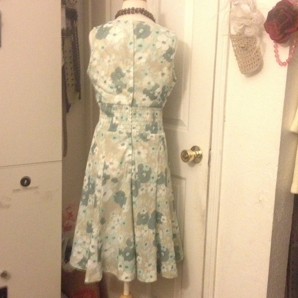 Beautiful dress - Picture 2 of 4