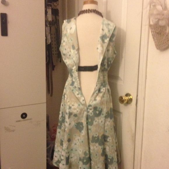 Beautiful dress - Picture 3 of 4