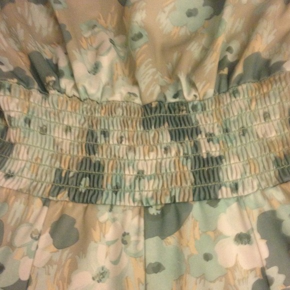 Beautiful dress - Picture 4 of 4