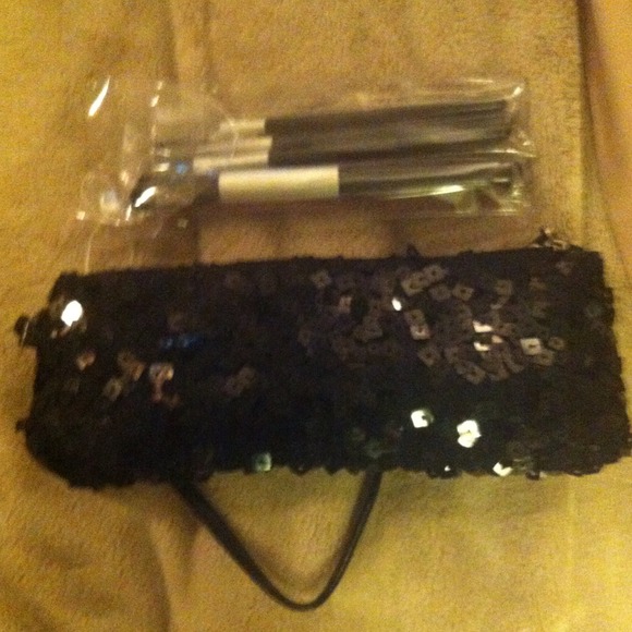🌟SOLD🌟SOLD SEQUIN CLUTCH W/NEW 4 MAKE UP BRUSHES - Picture 1 of 4