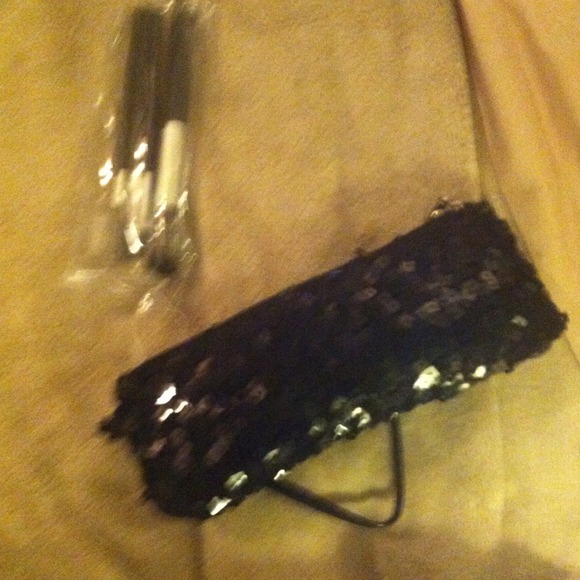 🌟SOLD🌟SOLD SEQUIN CLUTCH W/NEW 4 MAKE UP BRUSHES - Picture 2 of 4