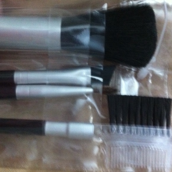 🌟SOLD🌟SOLD SEQUIN CLUTCH W/NEW 4 MAKE UP BRUSHES - Picture 4 of 4