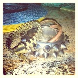 Bundled spike cuff, zipper cuff