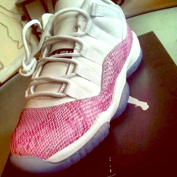 Low pink snakeskin 11's😛