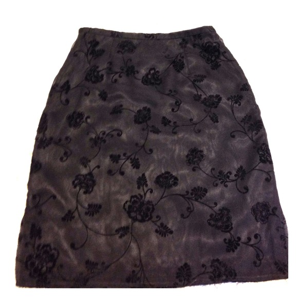 High waisted Loft skirt with velveteen detail