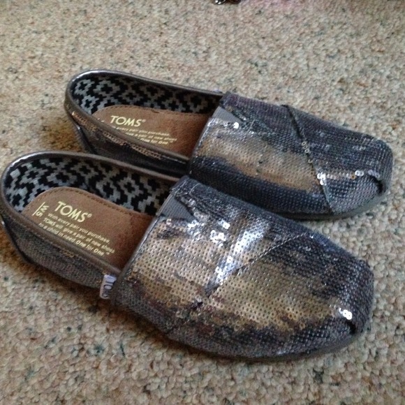 ❌❌❌SOLD ❌❌❌Silver or grey toms