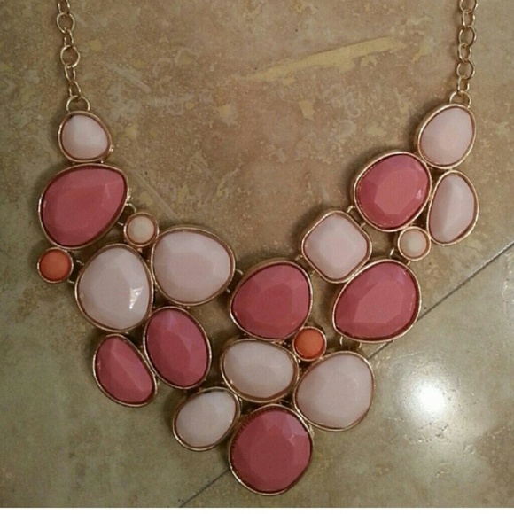 Women pink beaded statement Necklace with gold color chain party casual femenine - Picture 3 of 3