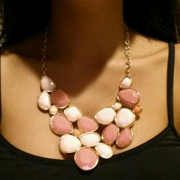 Women pink beaded statement Necklace with gold color chain party casual femenine - Picture 1 of 3