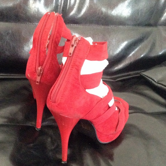 🚧 TRADED 🚧 Red Heels - Picture 2 of 2