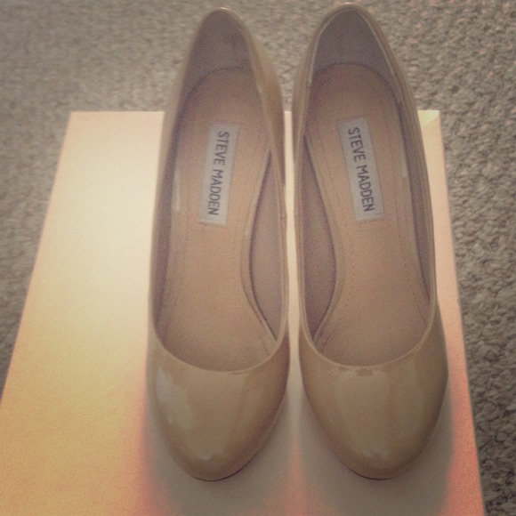 Patent nude pumps