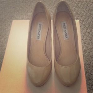 Patent nude pumps